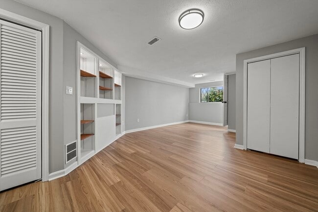 Building Photo - 68 Sterling Ln