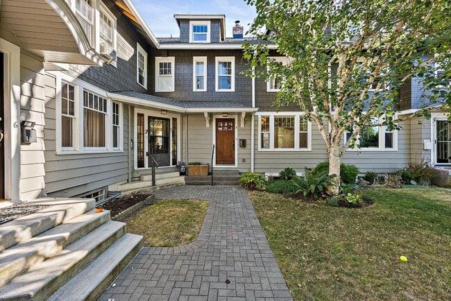 Primary Photo - Modern 4-Story Townhouse in Tacoma’s Histo...