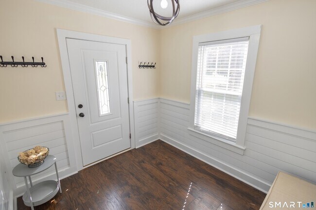 Building Photo - 387 Buckland St