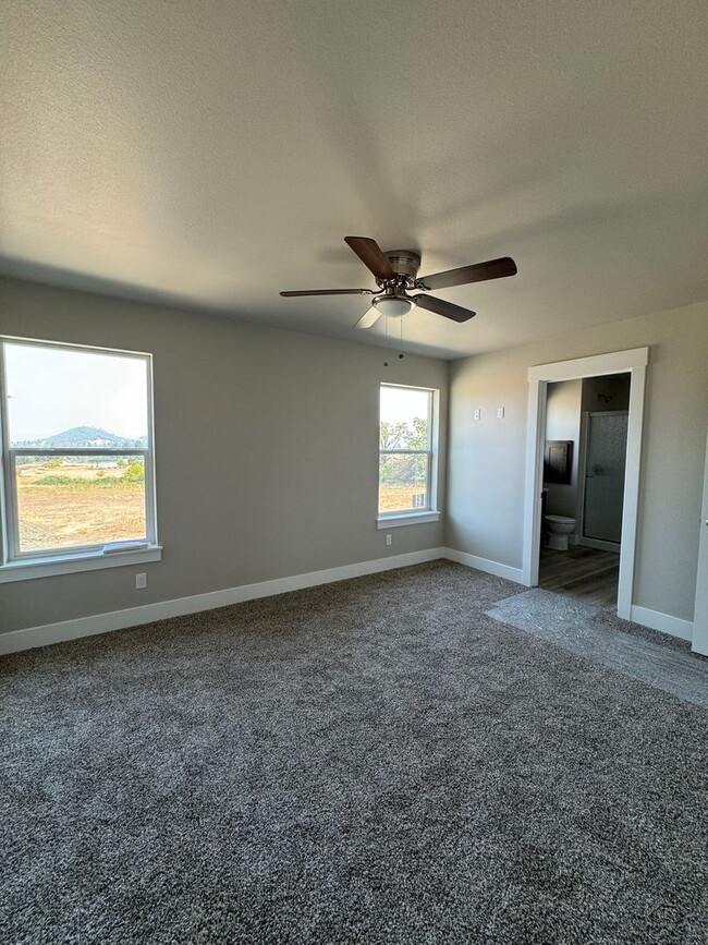 Building Photo - New 3 bedroom 2 1/2 bath home townhome on ...