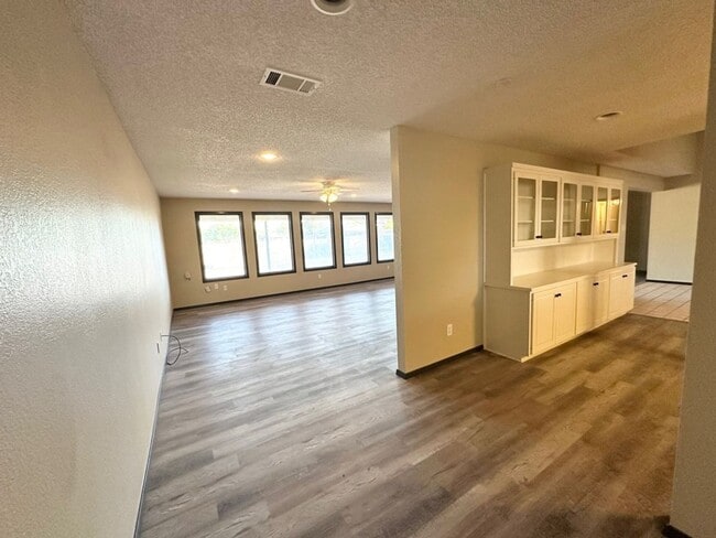 Building Photo - 5 Bedroom 3.5 Bath Ready to Rent ASAP!