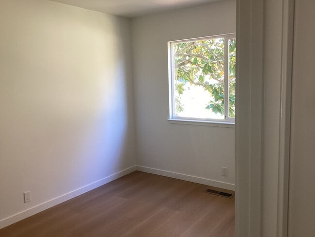 Building Photo - 131 Sutphen St