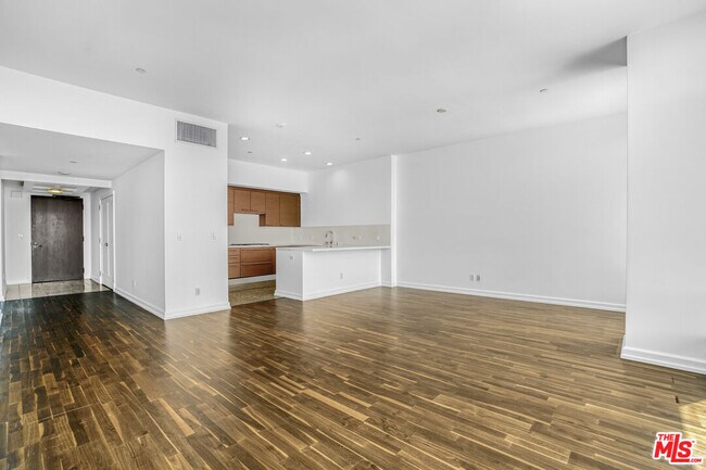 Building Photo - 900 W Olympic Blvd