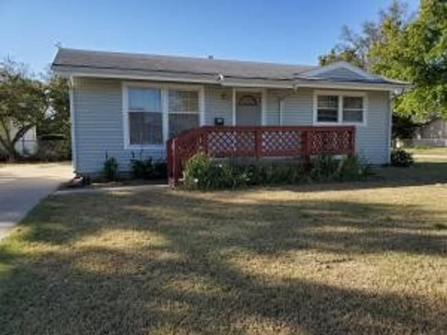 Building Photo - 3 Bedroom / 1 Bath House