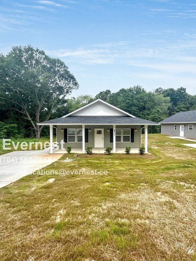 Building Photo - Home with Driveway and Modern Appliances / 3 Bed, 2 Bath  / Vuocher Accepted / Pet-friendly / Com...