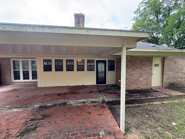 Building Photo - Beautiful home with over 2k square feet!