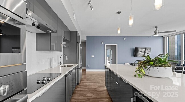 Building Photo - 225 S Poplar St