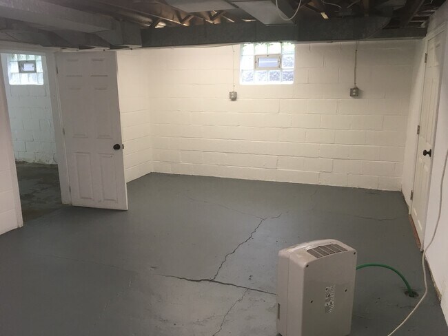 Building Photo - 160 Oakwood Rd