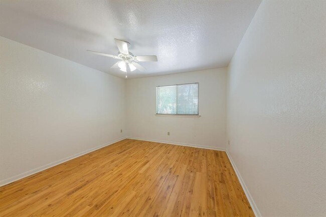 Building Photo - 2703 Cypress Ln