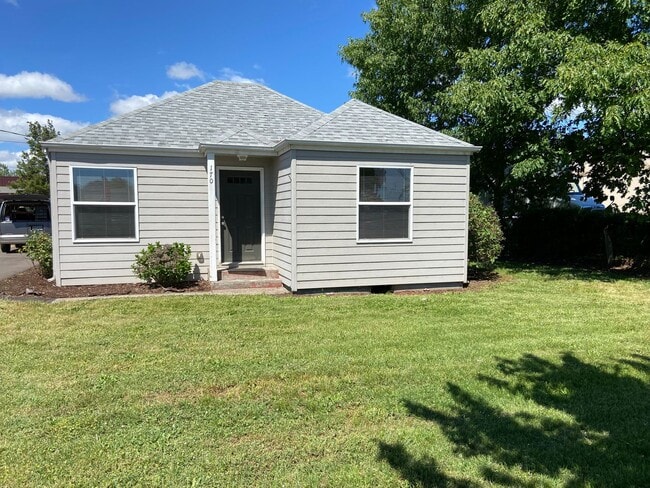 Primary Photo - Beautifully Remodeled Springfield Cottage