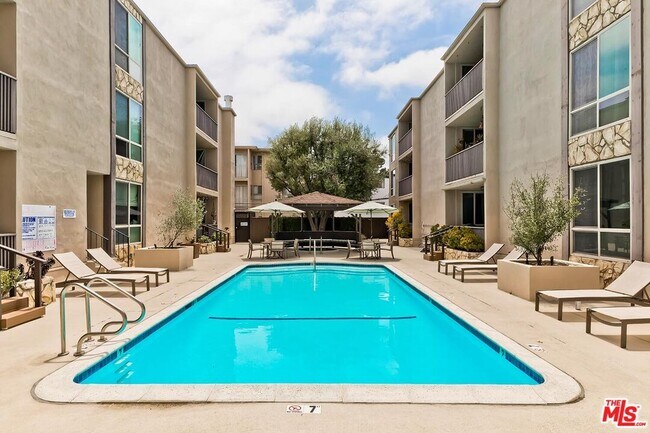 Building Photo - 809 S Bundy Dr
