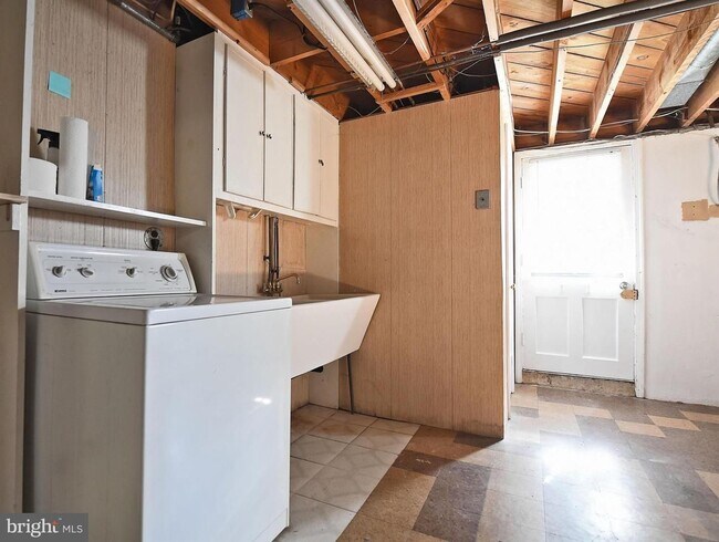 Building Photo - 3-bedroom, 1 and half bathroom end-of-group townhome in the quiet Stoneridge neighborhood in Towson