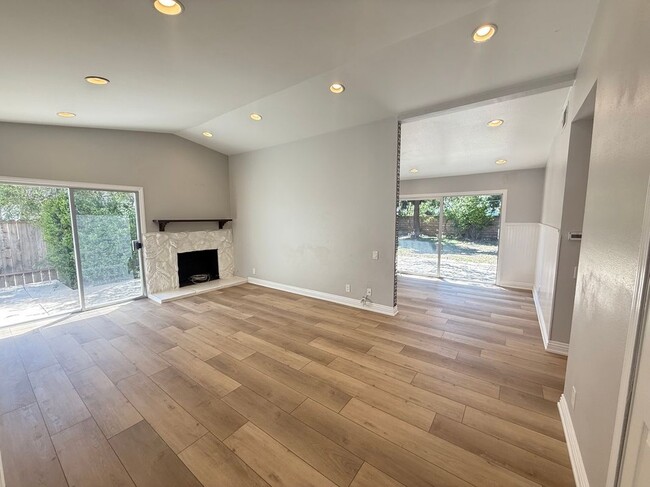 Building Photo - 315 N Sabra Ave