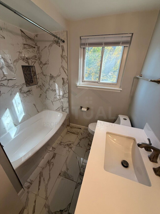 Building Photo - 7072 Lee Crest Dr