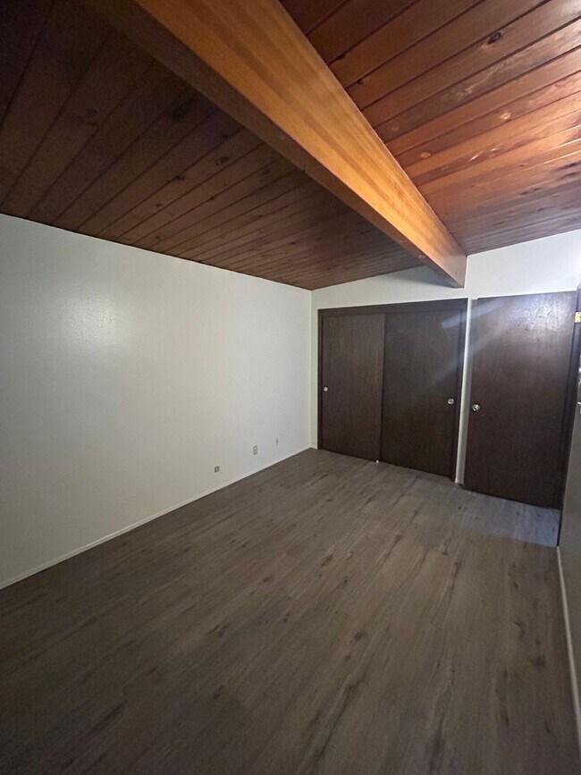 Building Photo - MOORE