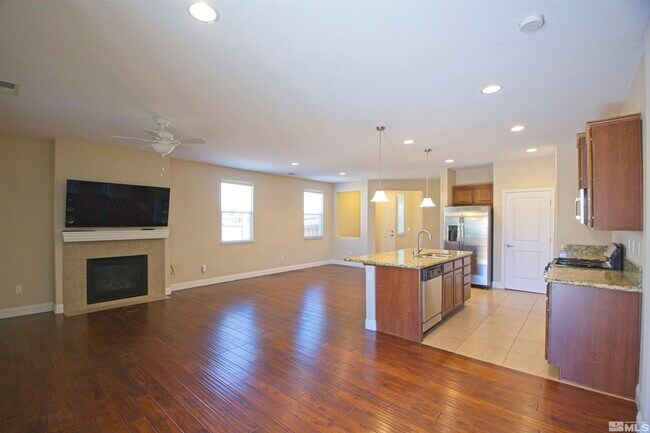 Building Photo - 6851 Apus Dr