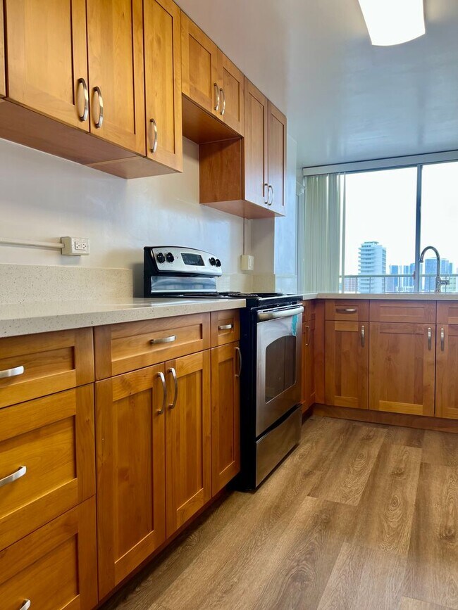 Building Photo - Spacious and Renovated Unit--2Bedrooms, 2B...