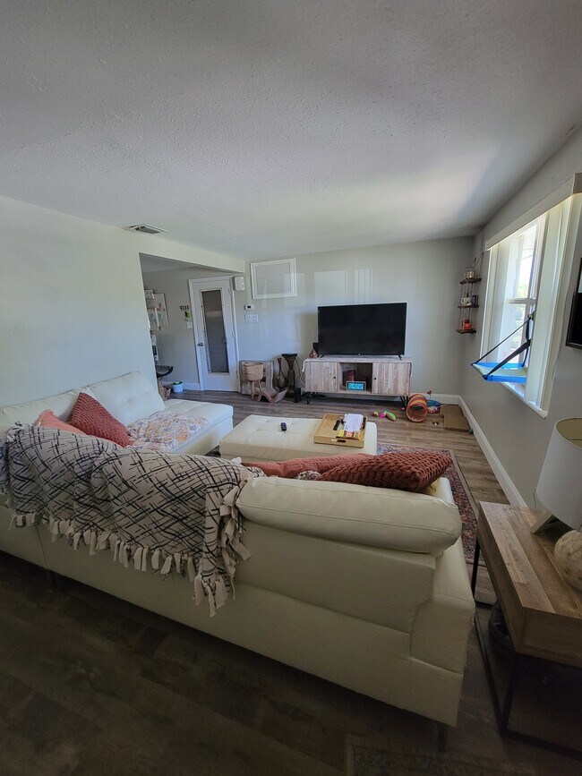 Building Photo - 3340 Beacon Square Dr