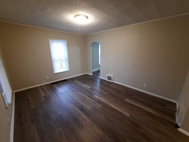 Building Photo - 3 Bedroom, 1 Bathroom Home with additional office/den space and fenced yard!