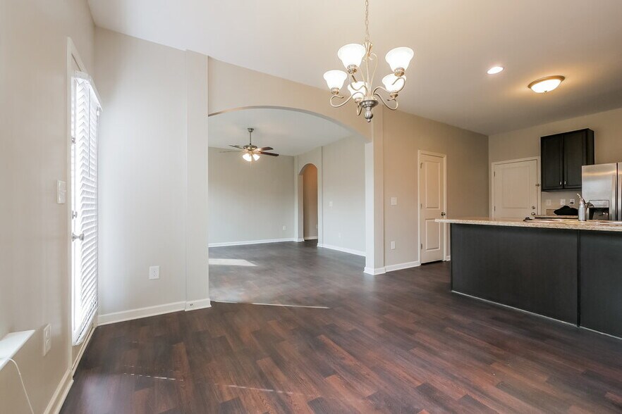 Building Photo - 255 Magnaview Dr