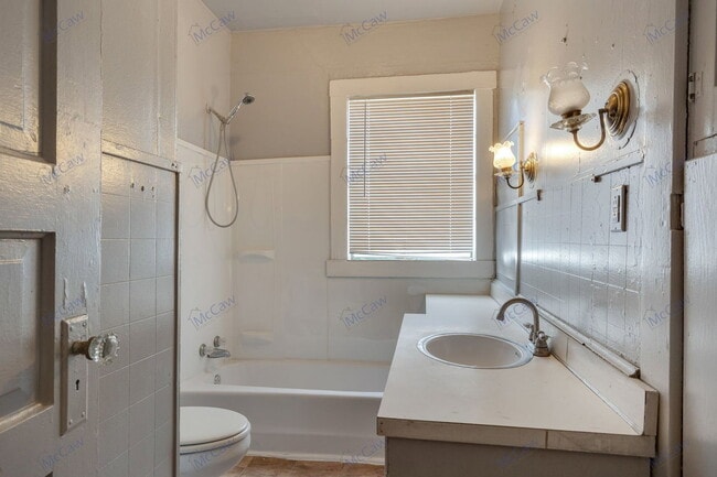 Building Photo - 1209 Gladiolus St