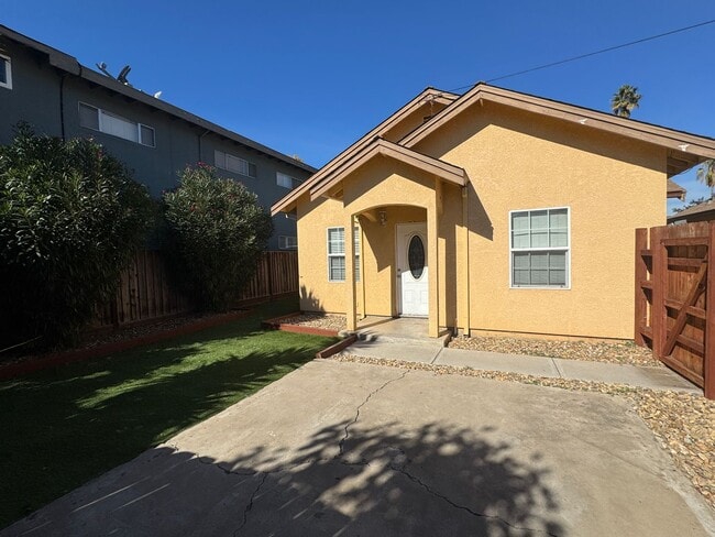 Building Photo - Newly Redone Charming 2 Bedroom!