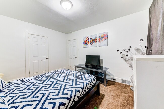 Building Photo - Available August  2026 - Beautiful 2.5 Bedroom, 1 Bath Home in Mt. Washington Area!