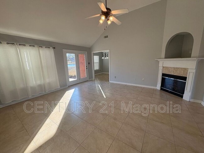 Building Photo - 2026 Lake Forest Dr