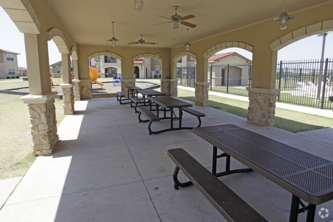 Picnic Area - Cimarron Springs Apartments