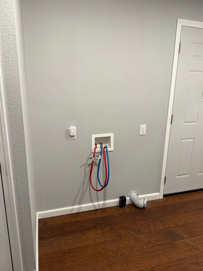 Building Photo - Very Nice 3 Bedroom home in great location!