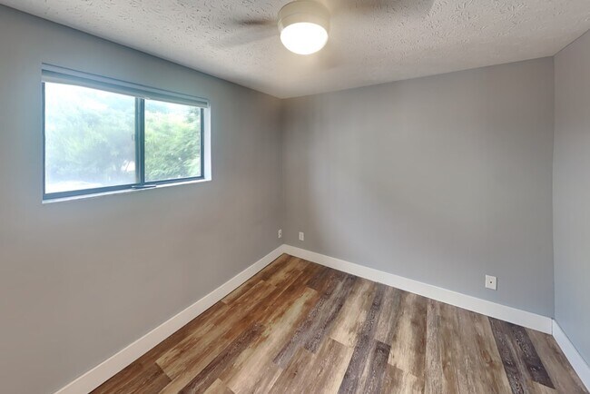 Building Photo - 107 E 16th Ave
