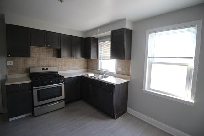 Building Photo - 2901 W Farragut Ave