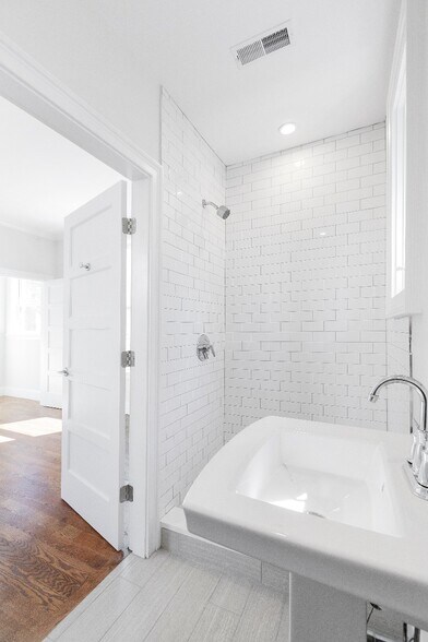 Building Photo - 121 Centre St