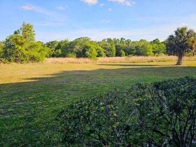 Building Photo - East Side 2 Bed 2 Bath Condo, Near Full Sa...