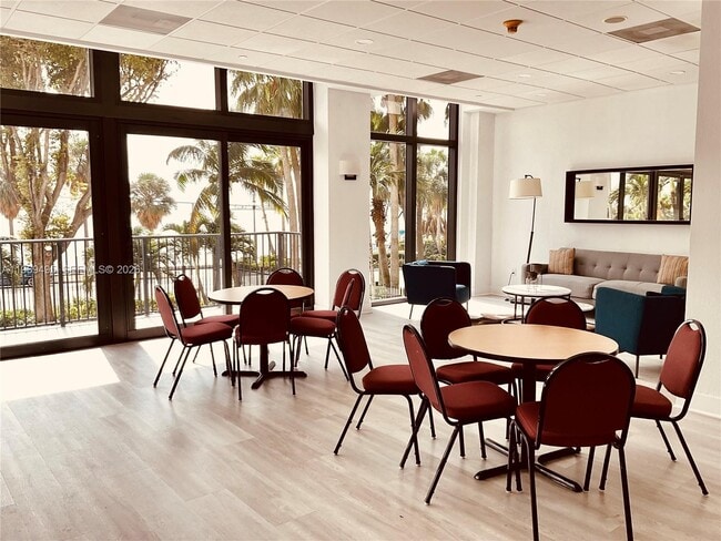 Building Photo - 1450 Brickell Bay Dr