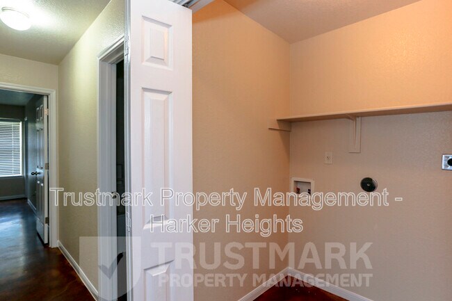 Building Photo - 5022-502205 205 Loop