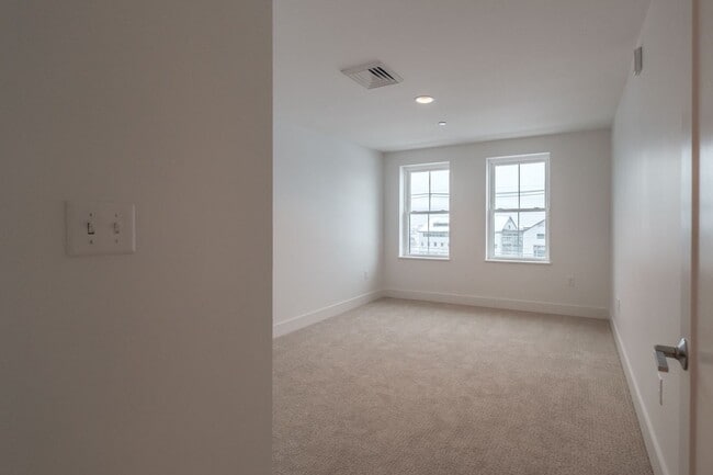 Building Photo - 2BR/2BA Old Port Condo Onsite Parking Available, Fitness Room and Elevator