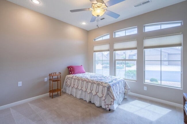Building Photo - Bright & Beautiful 2 Bedroom Home in Sun R...
