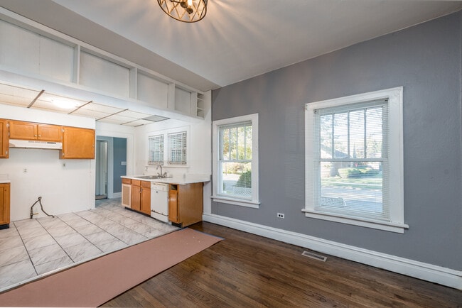 Building Photo - 964 N Lewis Ave