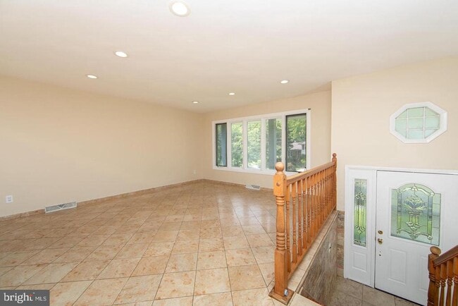 Building Photo - 15 Knollwood Dr