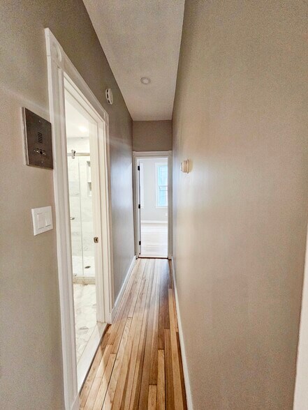 Building Photo - 82 Phillips St