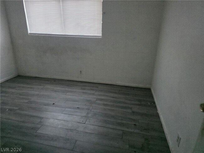 Building Photo - 595 S Royal Crest Cir