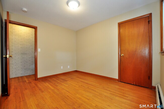 Building Photo - 84 Holcomb St