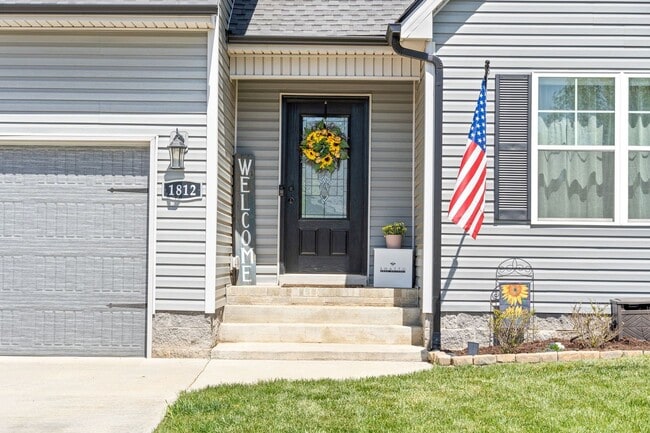 Building Photo - 4 Bedroom Near Post With River Access For ...