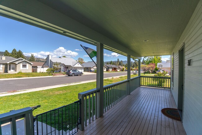 Building Photo - Bright & Spacious 4-Bedroom Haven Just Minutes from Leavenworth Village