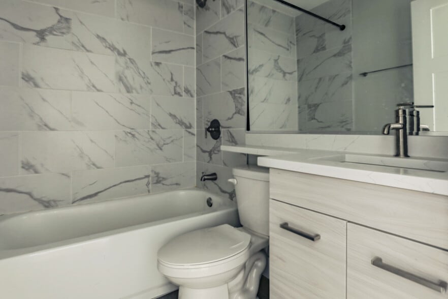 Building Photo - 448 W Barry Ave