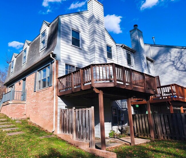 Building Photo - Charming Fair Woods Townhome Awaits