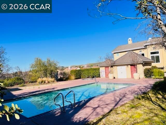 Building Photo - 6220 Lakeview Cir