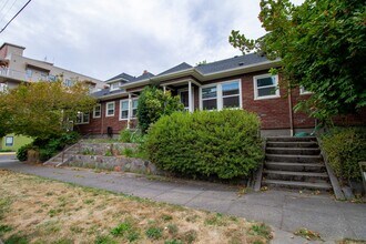 Building Photo - Charming One Bedroom Unit in Fourplex with Original Hardwoods, Breakfast Nook, Detached Garage