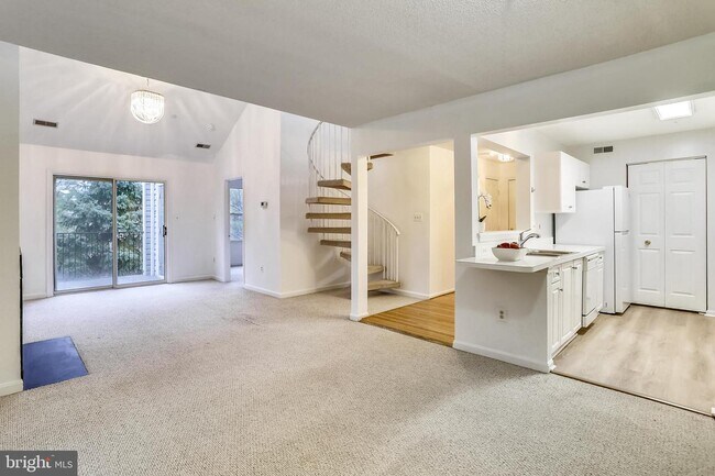Building Photo - 10010 Vanderbilt Cir
